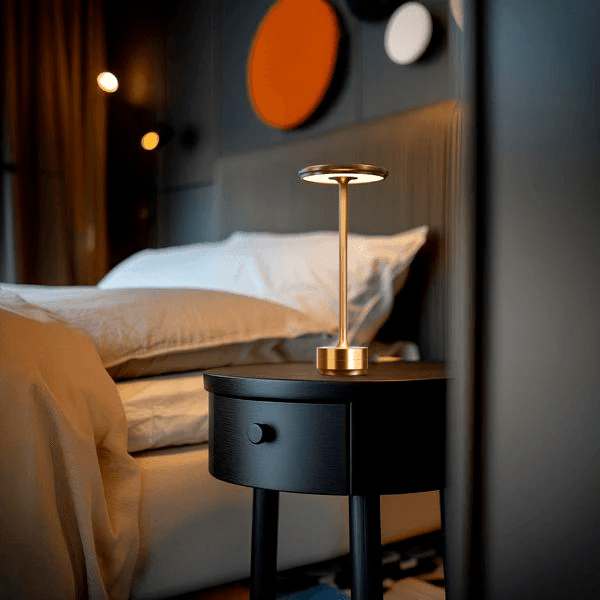 Cordless table lamp