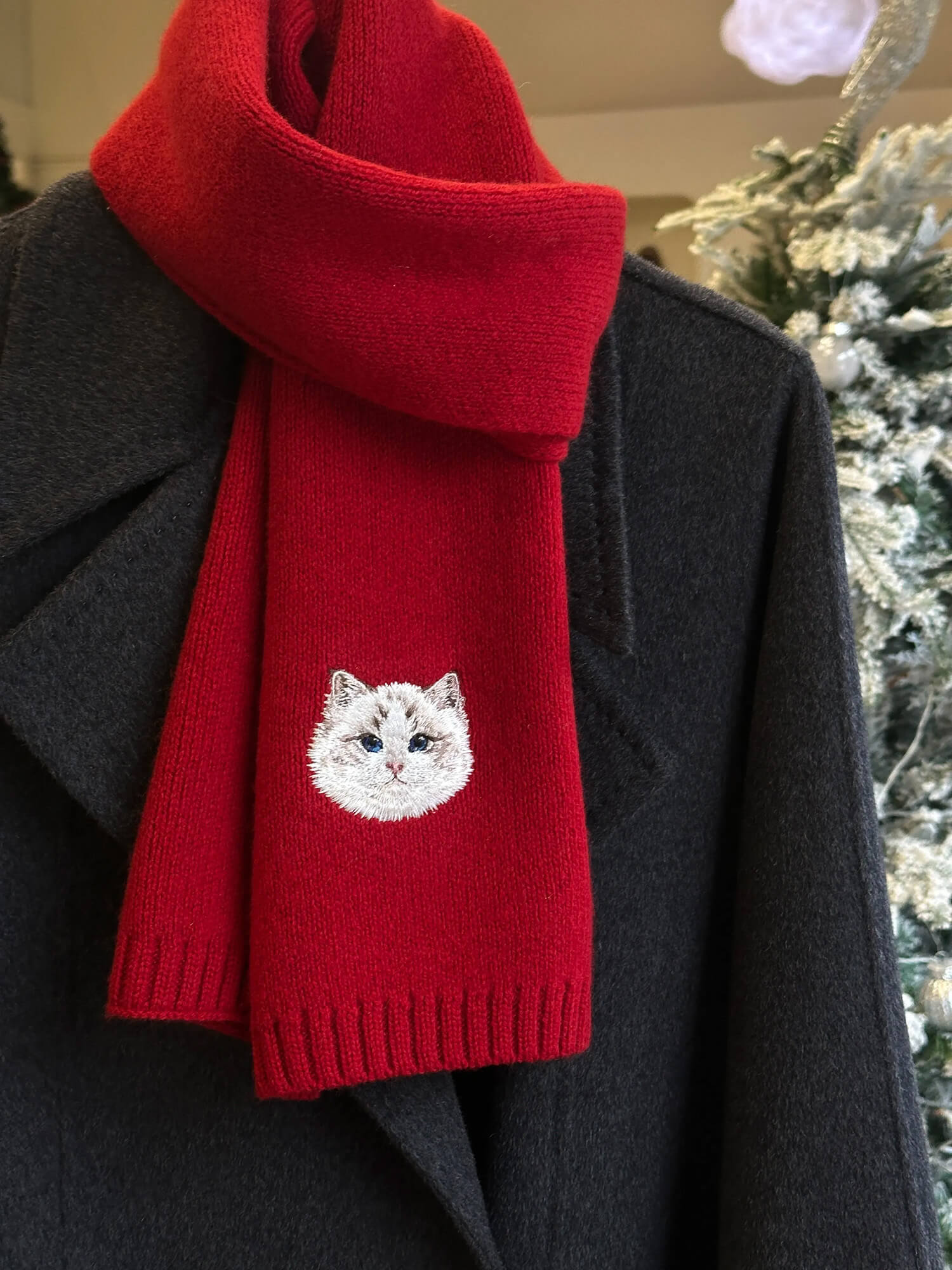 Cat pattern embroidered wool scarf