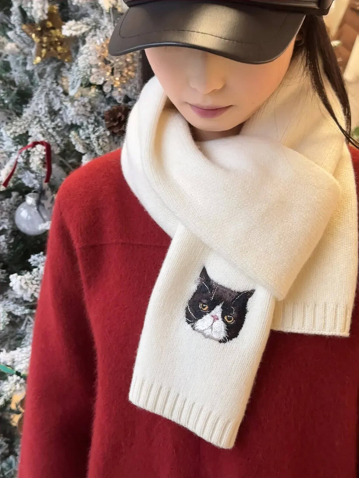 Cat pattern embroidered wool scarf