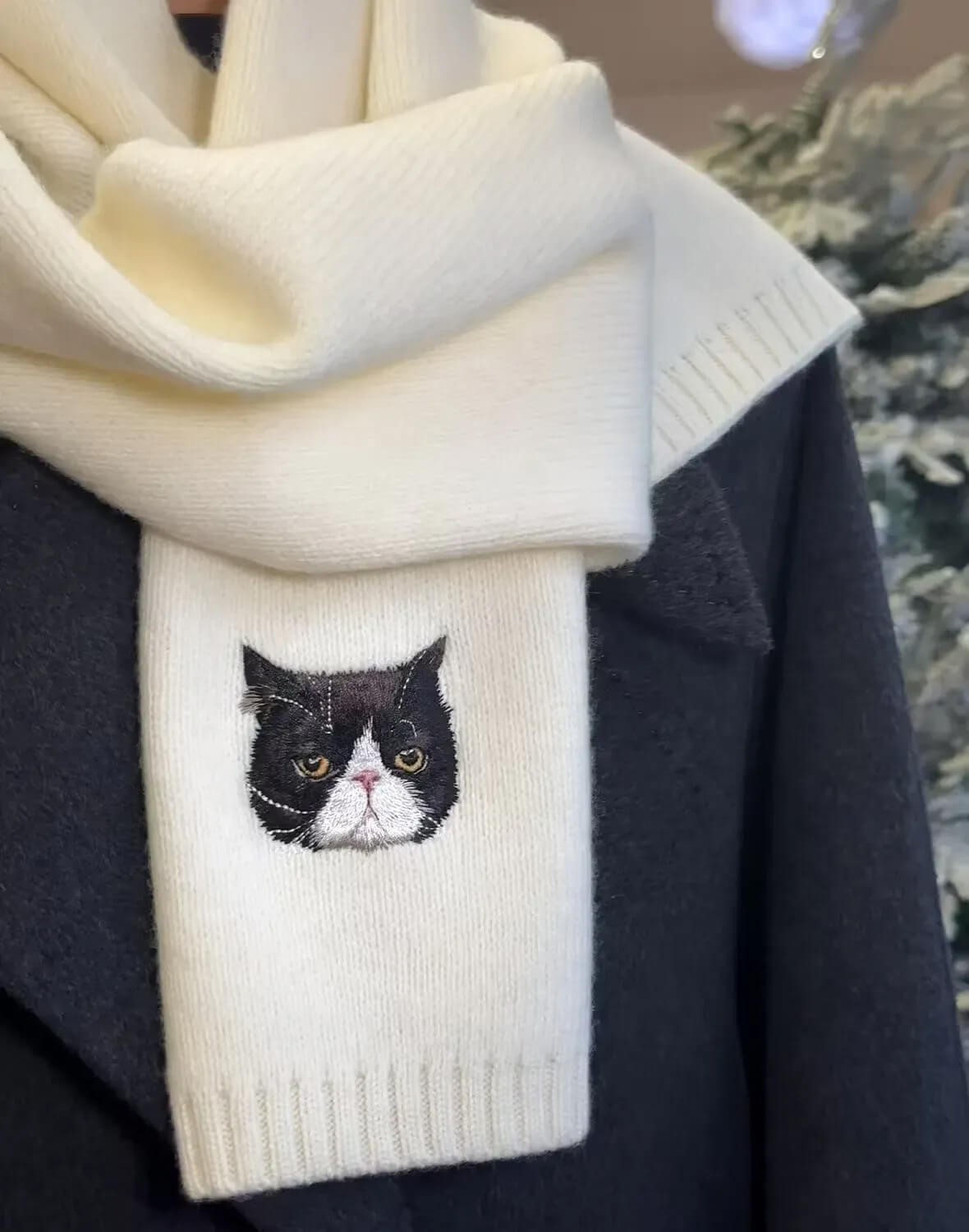 Cat pattern embroidered wool scarf